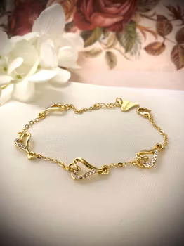 Armbånd med hjerter og små krystaller