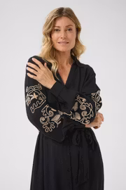 Sort skjortekjole med broderier