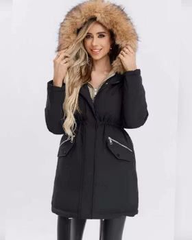 Sort jakke med stor fuskpels