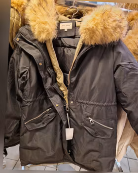 Sort jakke med stor fuskpels