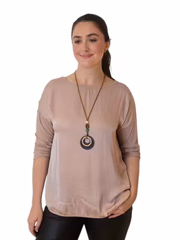 Rosa topp med smykke