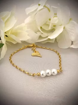 Armbånd gullfarget 3 hvite perler