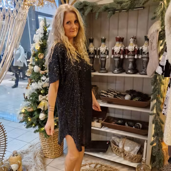 Sort paljettkjole med kort arm