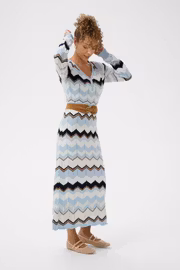 Lang strikket kjole i friske farger