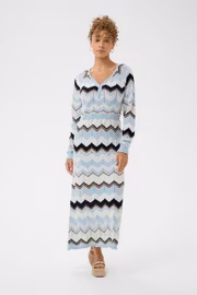 Lang strikket kjole i friske farger