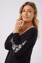 Sort kjole med broderier