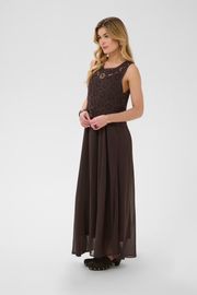 Brun kjole med heklet vest