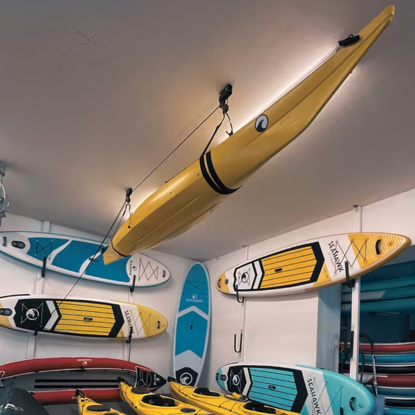 Kajak förvarad på marken