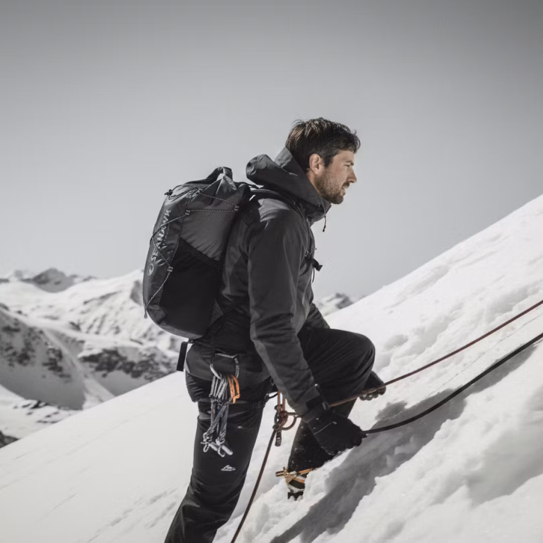 Vandrare med 22L ryggsäck i skandinavisk fjällmiljö