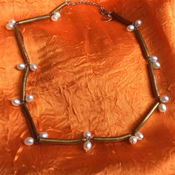 Halsband med odlade sötvattenspärlor