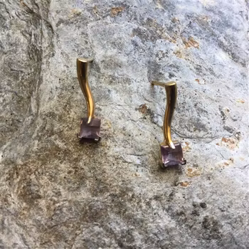 Guldörhängen med lila ametist