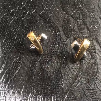 Guldörhängen med diamant