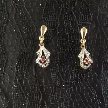 Guldörhängen med diamant och rubin