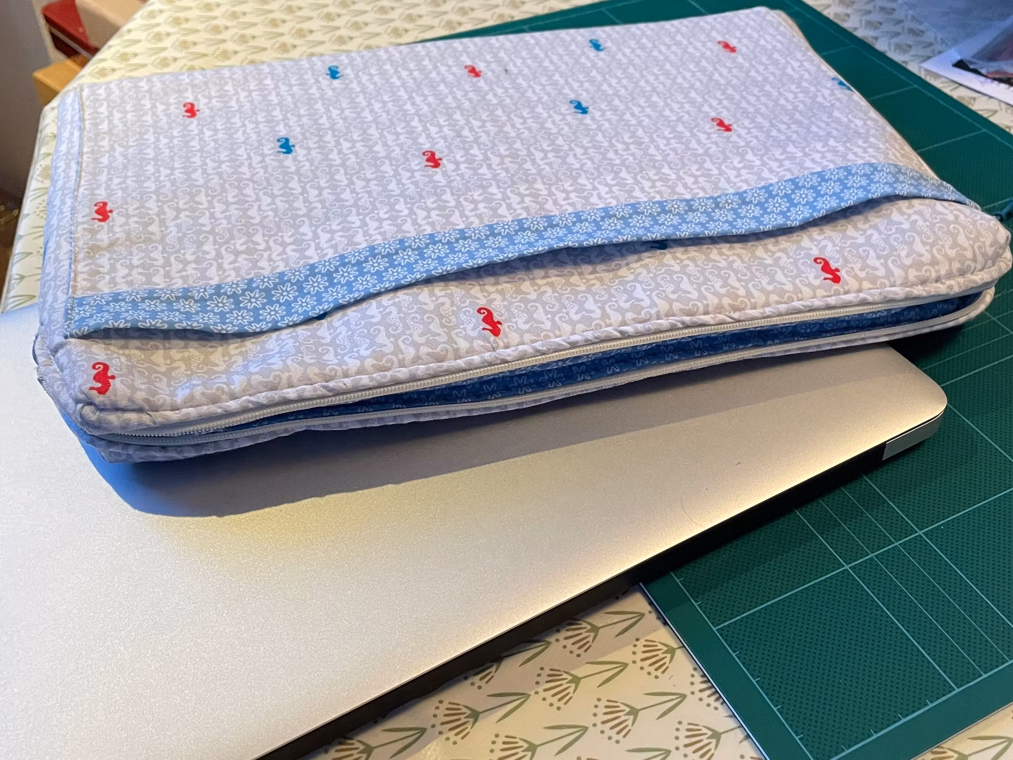 Datorväska, ipad etui med dragkedja - Välj tyg själv!
