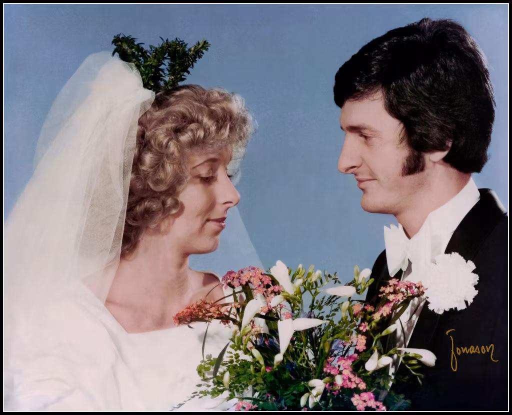 Mycket omfattande Digital restaurering av äldre färgfoto