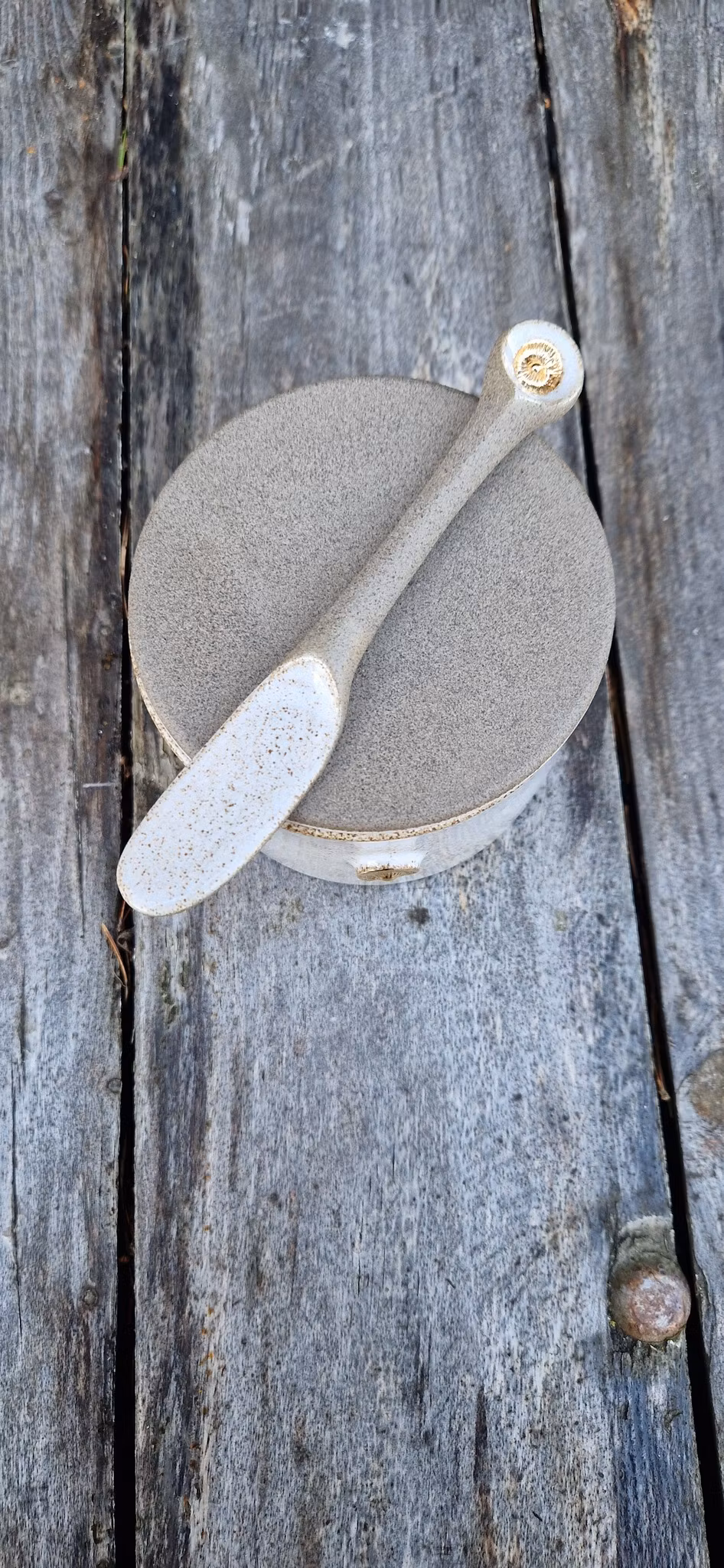 Smörklocka med kniv/Vit