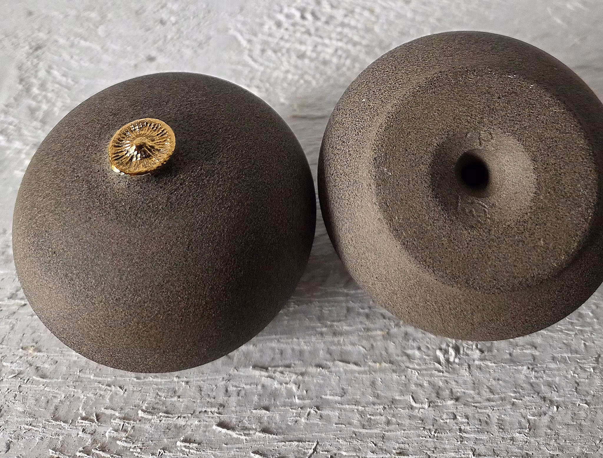 Saltgömma/Saltshaker/Brun oglaserad
