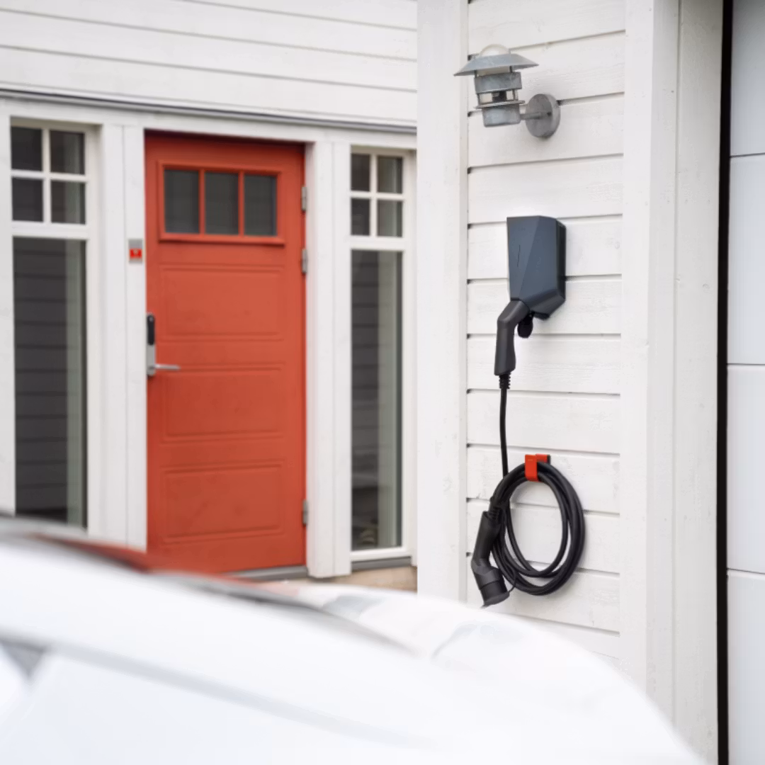 Easee Home Grå på væggen