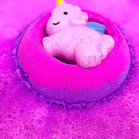 Badebombe med squishy enhjørningfigur, 8 cm.