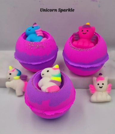 Badebombe med squishy enhjørningfigur, 8 cm.