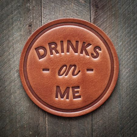 Drinks on me glassbrikke i skinn, 10 cm