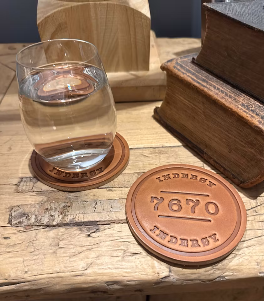 7670 Inderøy glassbrikke i skinn, 10 cm