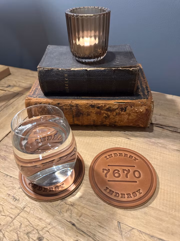 7670 Inderøy glassbrikke i skinn, 10 cm