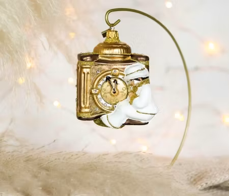 Gutten med klokka, 11 cm hånddekorert glassornament