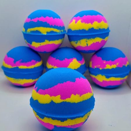 Blå bubblegum badebombe med skum. 7 cm.