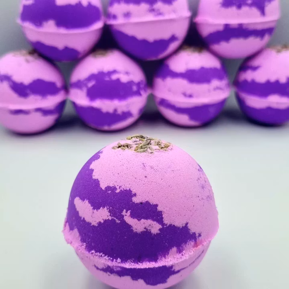 Lavendel badebombe med skum, 7 cm.