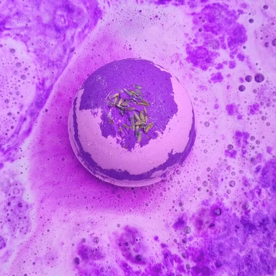 Lavendel badebombe med skum, 7 cm.