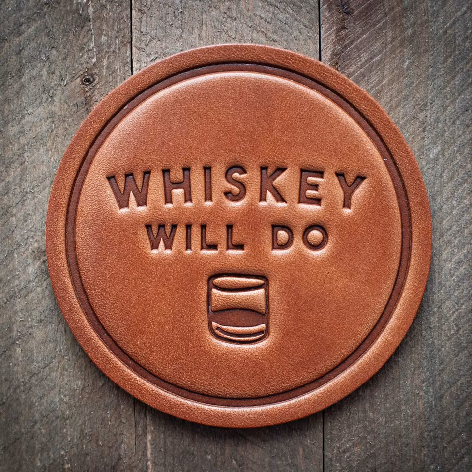 Whisky will do glassbrikke i skinn, 10 cm