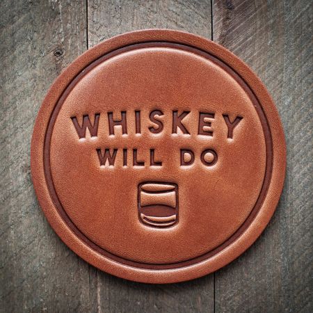 Whisky will do glassbrikke i skinn, 10 cm