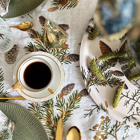 Nåletrær og kongler linduk 145x220cm