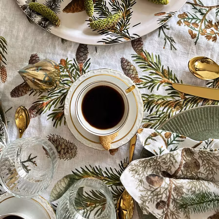 Nåletrær og kongler linduk 145x220cm