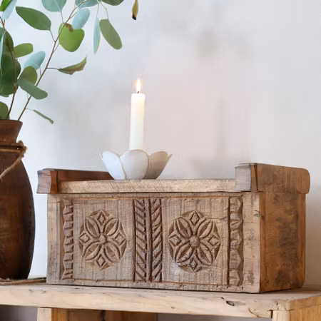 Treboks med lokk og vakre utskjæringer