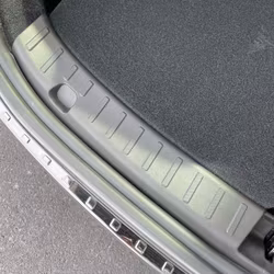 Kynnyssuojaus TPE muovista - Tesla Model Y