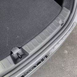 Kynnyssuojaus TPE muovista - Tesla Model Y