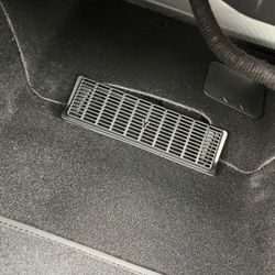 Ilmanpoiston suojaus etuistuinten alle - Tesla Model Y