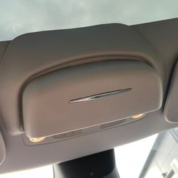 Säilytyslaatikko aurinkolaseille - Tesla Model Y