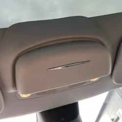 Säilytyslaatikko aurinkolaseille - Tesla Model Y