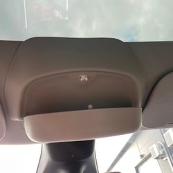 Säilytyslaatikko aurinkolaseille - Tesla Model Y