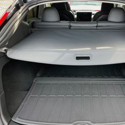Privacy rullaverho matkatavaratilaan - Tesla Model Y  hattuhyllyllä