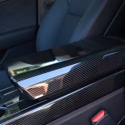 Käsinoja kiiltävää hiilikuitua - Tesla Model 3/Y