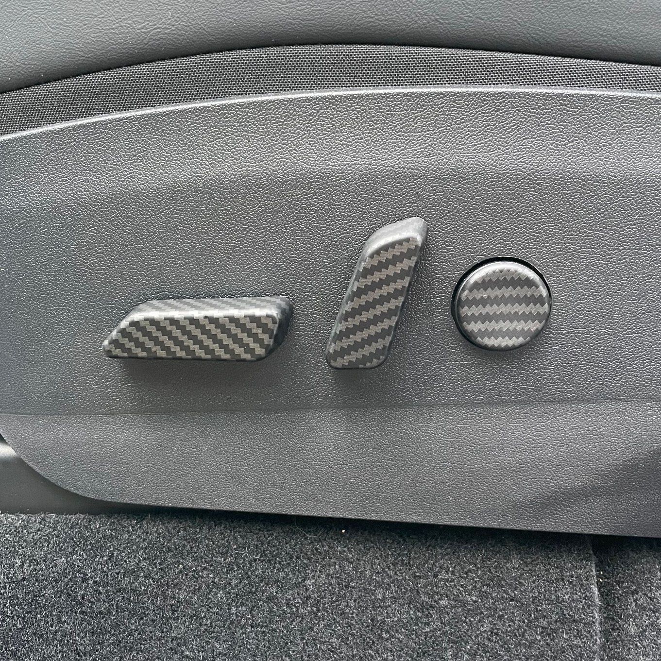 Istuinten painikkeiden paneelit mattahiilikuitua - Tesla Model 3/Y
