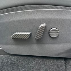 Istuinten painikkeiden paneelit mattahiilikuitua - Tesla Model 3/Y