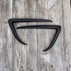 Sumuvalojen paneelit mattamustana - Tesla Model 3