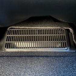 Ilmanpoiston suojus etuistuinten alle - Tesla Model 3