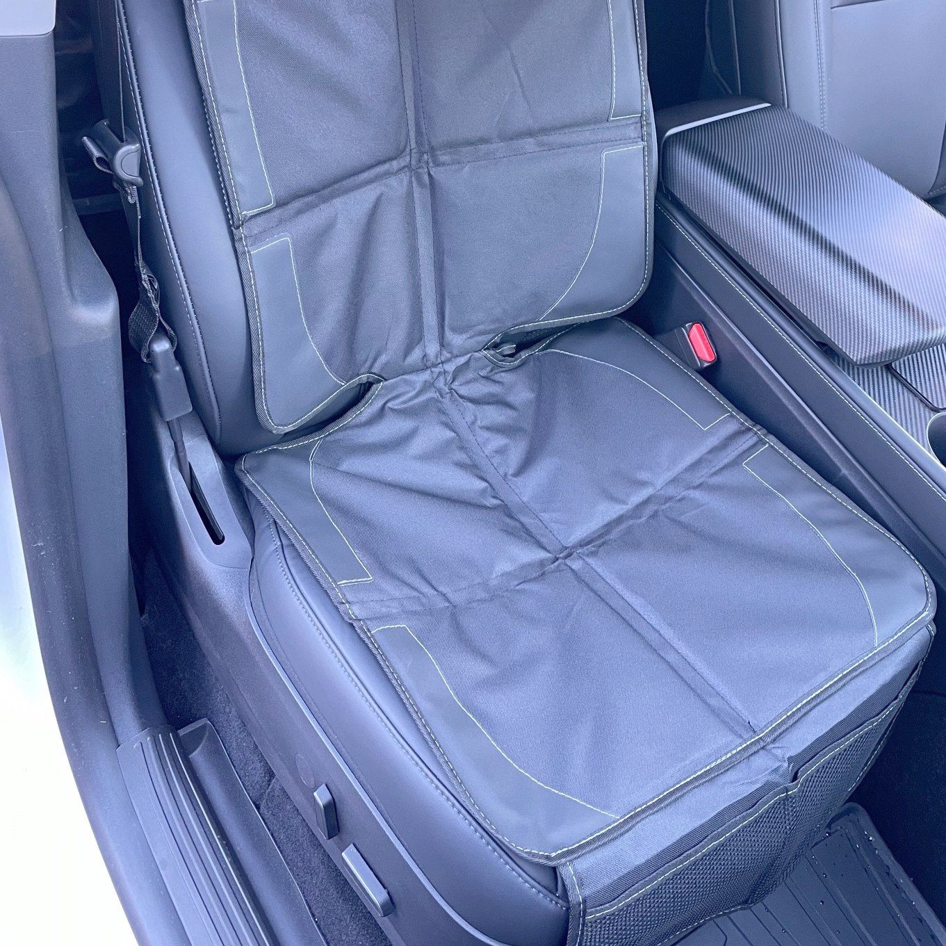 Istuinpäällinen lastenistuimiin - Tesla Model 3/Y