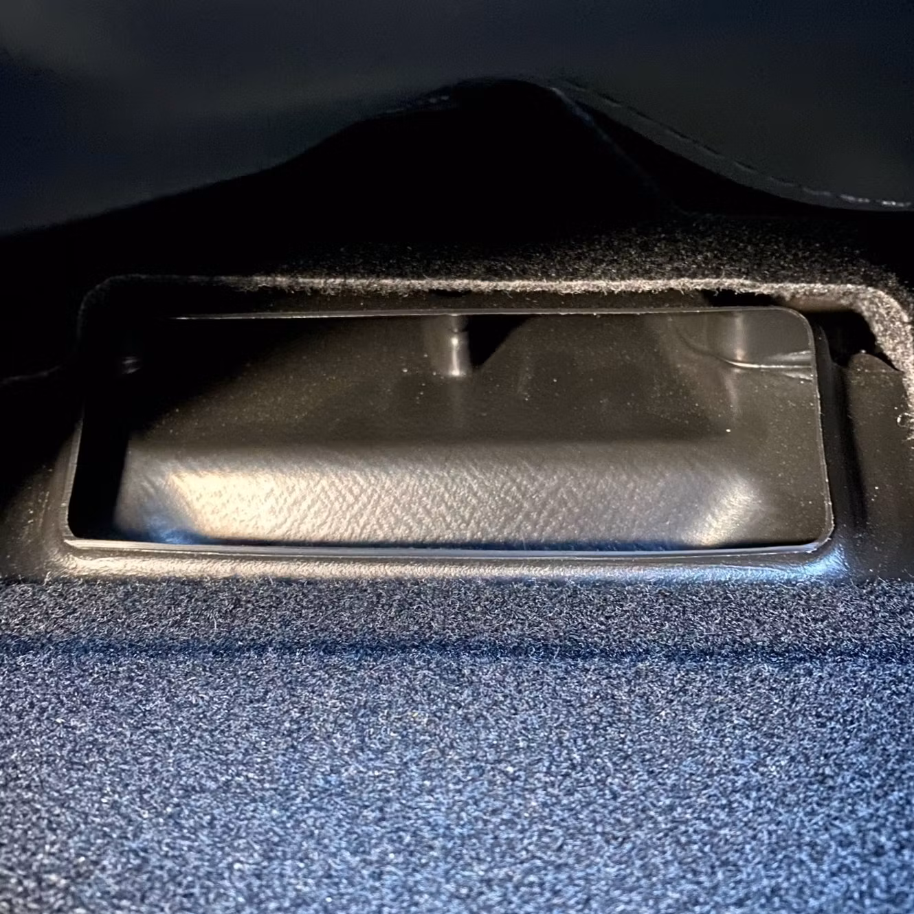 Ilmanpoiston suojus etuistuinten alle - Tesla Model 3